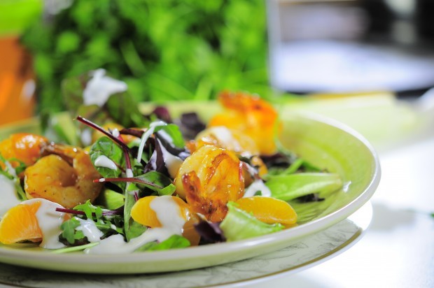 Serafino saláta joghurtos-bodzás öntettel, mandarinnal és chilis garnélával
