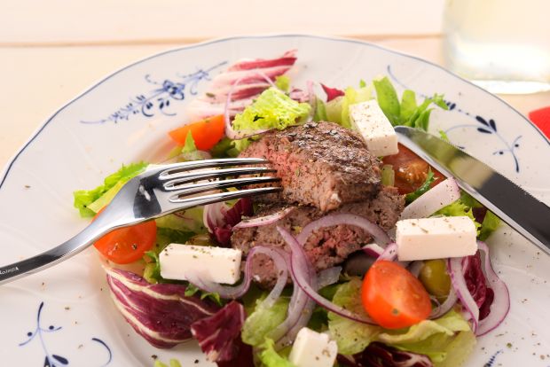 Görögös húspogácsa, Fortuna salátával recept